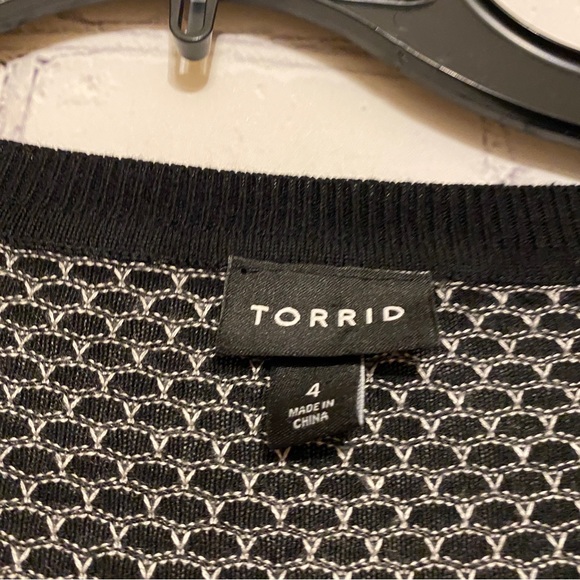 Torrid Womens Sweater sz 4 Black White Geo Pullover Short Sleeve Knit - Picture 2 of 5